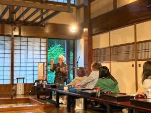 地元の語り部による昔話を聞く参加者
