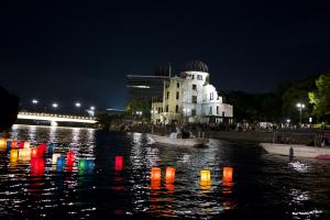 元安川での灯ろう流しの様子(写真)