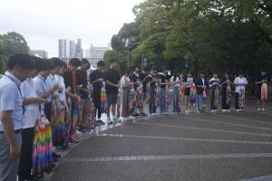 原爆の子の像の前で黙とうする様子(写真)