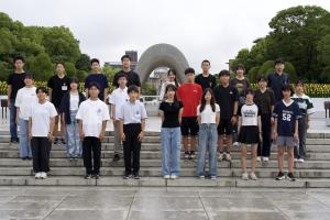 原爆死没者慰霊碑前で撮影した集合写真(写真)