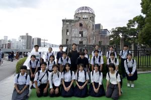 原爆ドーム前で撮影した集合写真
