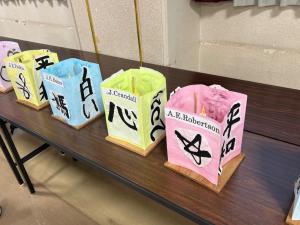 会場に並べられた平和を願う灯ろう(写真)