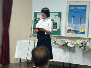 生徒が派遣報告と平和の誓いを述べている様子(写真)