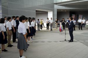 教育長が激励の挨拶をしている様子(写真)