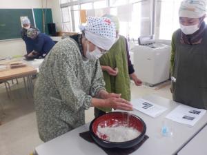蕎麦打ちの様子（写真）