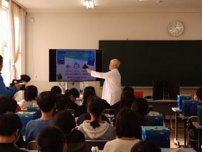 メタンハイドレート出前授業の様子