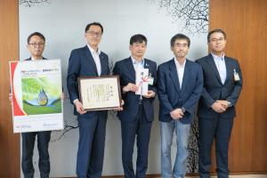 雪だるま物産館への備品の寄贈に対する岡三にいがた証券株式会社への感謝状贈呈の写真