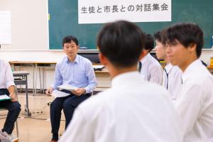 生徒と市長が対話をしている写真