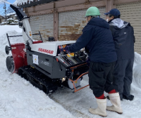 除雪機を使用している様子(写真)