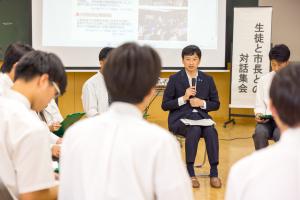 生徒と市長が対話をしている写真