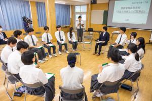 生徒と市長が対話をしている写真