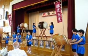 伝統太鼓の継承　講師を招き、練習をかさね地域で披露した様子（写真）