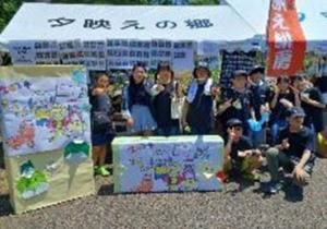 地域行事への参加　地元の魅力を伝えるブースを出展した様子（写真）