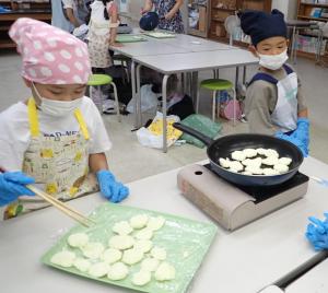 いも餅作り（写真）