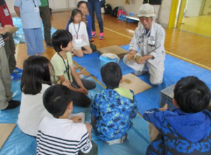 土器の作り方を学ぶ（写真）