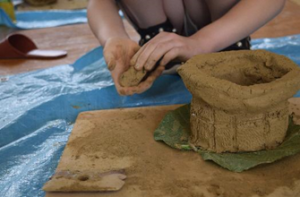 土器に模様をつけます（写真）