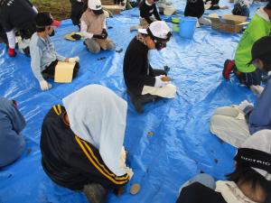 石器づくり（写真）