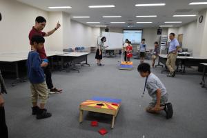 アメリカのゲームで遊ぶ（写真）