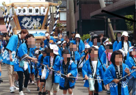 山車を引く様子(写真)