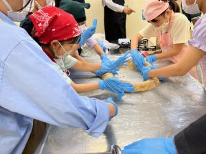 みその仕込み体験（写真）