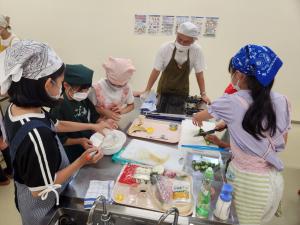 しょうゆを使った調理体験（写真）