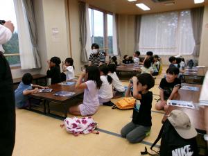 双眼鏡の使い方を学びます（写真）