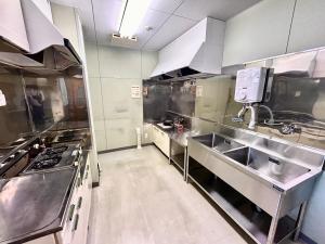 調理室のコンロと流し （写真）