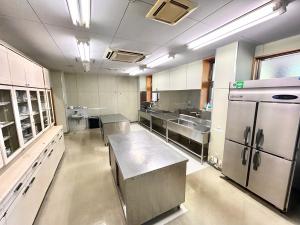 調理室の食器棚・調理台・冷蔵庫（写真）