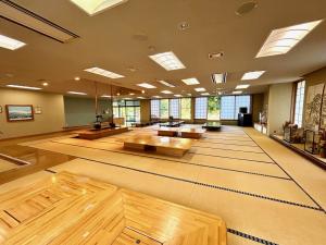 ふれあいホールの木製のテーブル（写真）