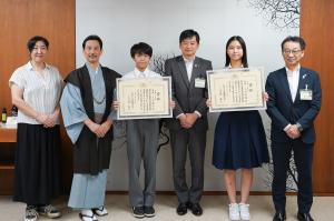 剣詩舞の全国大会出場者による訪問の写真(画像)