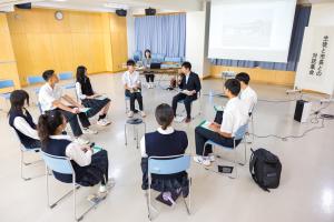 生徒と市長が対話をしている写真