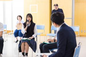 生徒と市長が対話をしている写真