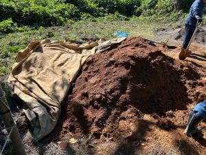 土の保管場所の様子(シートをめくった状態)(画像)