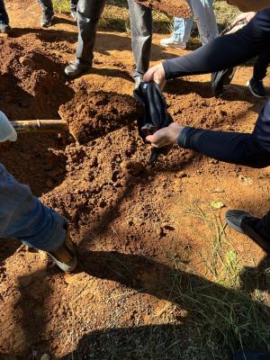 ナップサックに土を入れる様子(画像)