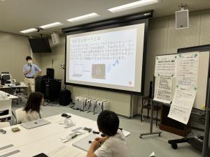 プログラミングについて学びます（写真）