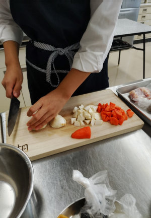 包丁で具材を切る生徒（写真）
