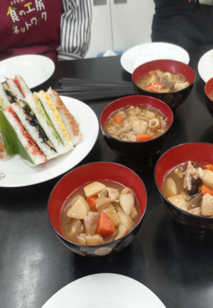 出来上がった笹寿司とのっぺ（写真）