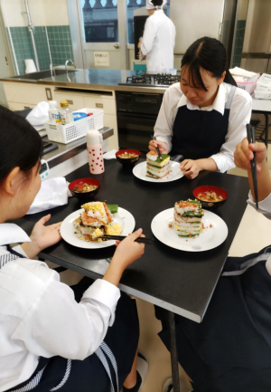 出来上がった笹寿司とのっぺを食べる生徒（画像）