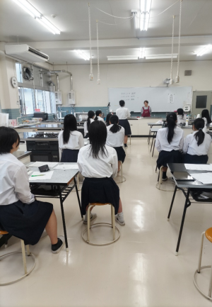 講義を聞く生徒（画像）