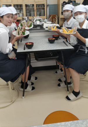 完成した笹寿司を持つ生徒（写真）