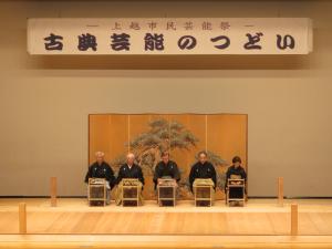 謡曲仕舞を披露する様子（写真）