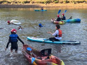 カヌー体験を楽しむ子供たちの様子（写真）
