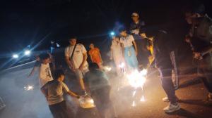 夜に花火を楽しむ子供の様子（写真）