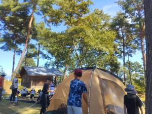 テントを設営する様子（写真）