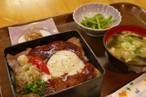 提供したローストビーフ重と小鉢の写真（写真）