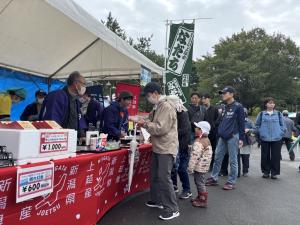 出店ブースに並ぶ人の様子（写真）