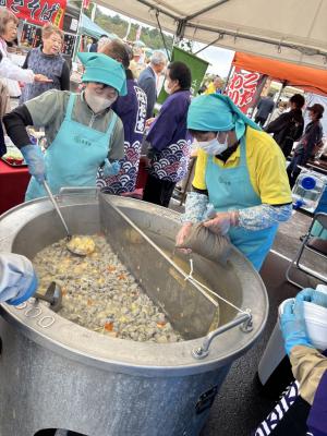 めぎすのつみれ汁を大鍋で作る様子（写真）