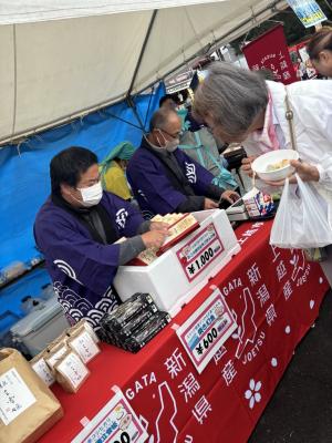 名立産の商品を購入する人の様子（写真）