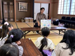 真剣に紙芝居に聞き入る子どもの様子（写真）