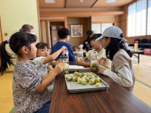 梅シロップづくりで談笑する子どもの様子（写真）